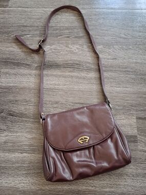 VTG Aigner Classic Burgandy Leather Crossbody Bag with Gold Emblem Adjust Strap